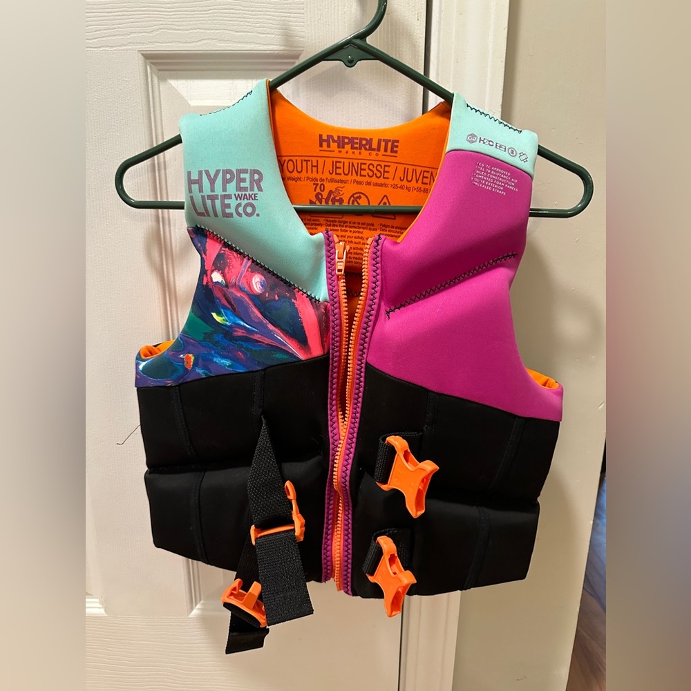 LAST CHANCE-DONATING 10/14 
Girls-Youth Hyperlite Lifevest